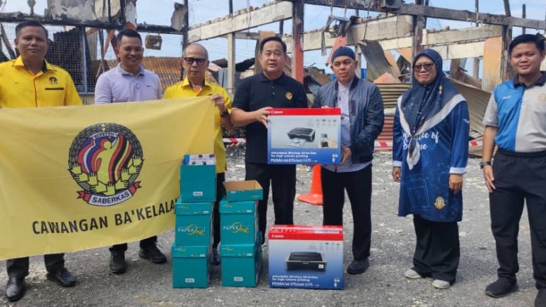 SABERKAS Cawangan Ba’kelalan hulur bantuan kepada SMK Lawas