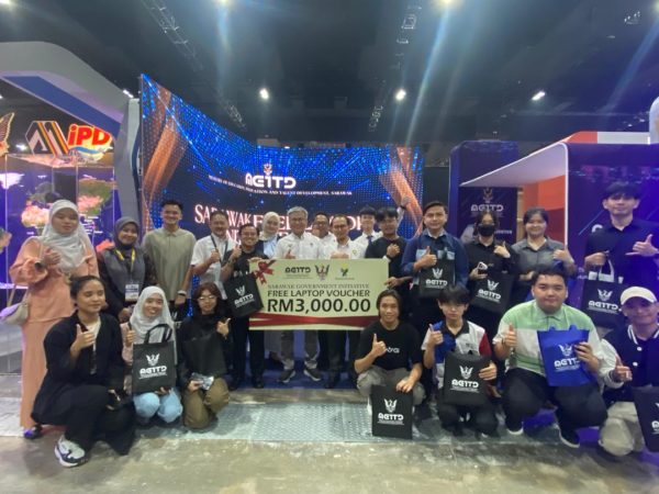 37 pelajar terima bantuan komputer riba LBAS 2024