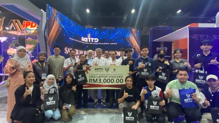 37 pelajar terima bantuan komputer riba LBAS 2024