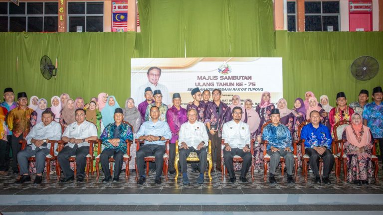 Premier umum hadiah untuk SK Rakyat Tupong
