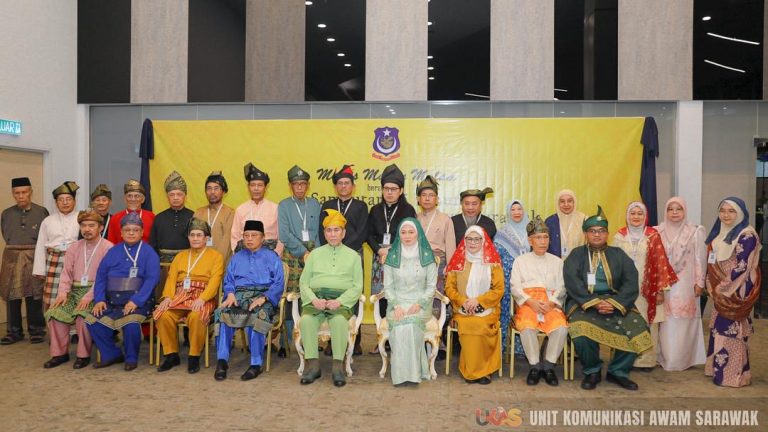 Premier Sarawak terima Anugerah Kepimpinan Sri Pertiwi dari PKMS