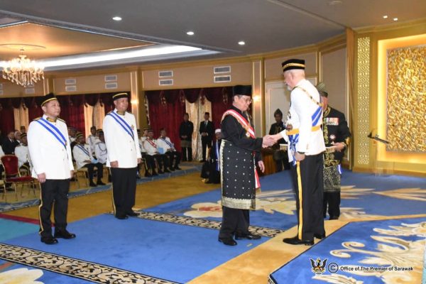 Premier Sarawak terima anugerah darjah kebesaran tertinggi Sabah