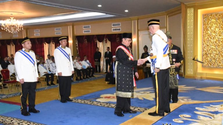 Premier Sarawak terima anugerah darjah kebesaran tertinggi Sabah
