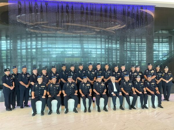 Pesara polis Kontinjen Sarawak terima pingat, hargai pengorbanan