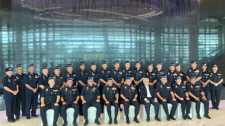 Pesara polis Kontinjen Sarawak terima pingat, hargai pengorbanan
