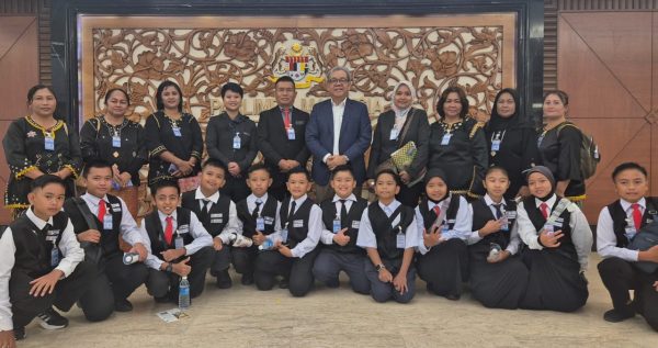 Pelajar, guru SK Kpg Sawai Parlimen Igan lawat Parlimen