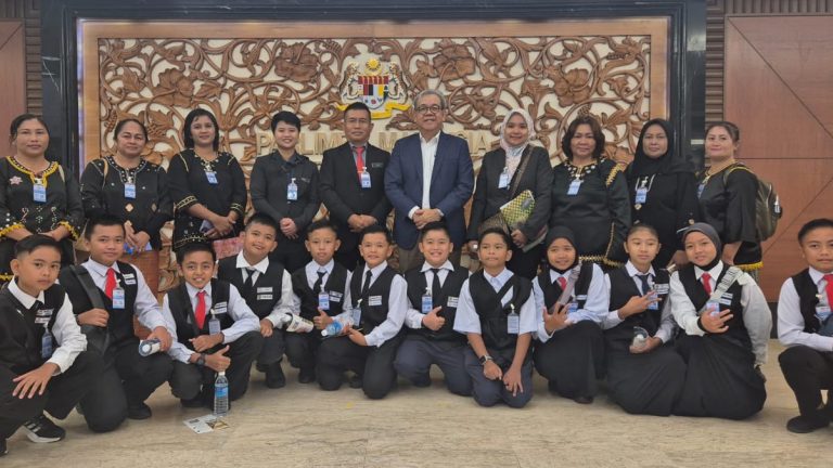 Pelajar, guru SK Kpg Sawai Parlimen Igan lawat Parlimen