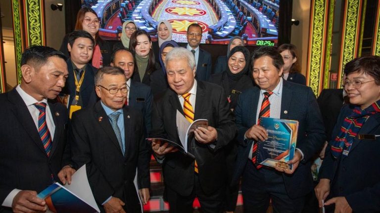 55 lesen buru buaya dikeluar