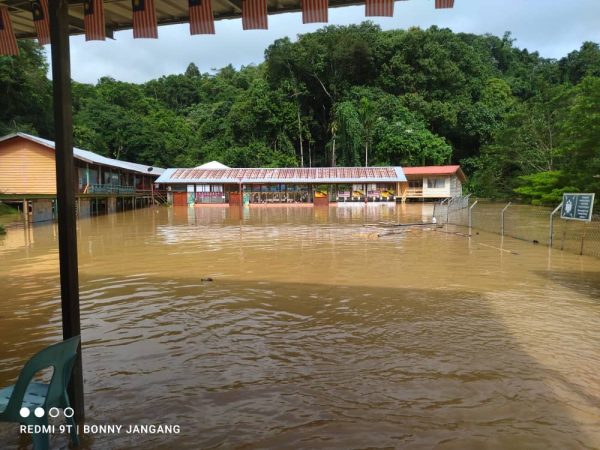 Banjir: Petugas Pusat Khidmat Kapit dikerah hulur bantuan, tinjau kawasan