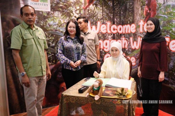 Tengku Permaisuri Norashikin berangkat kunjungi Pusat Hidupan Liar Semenggoh