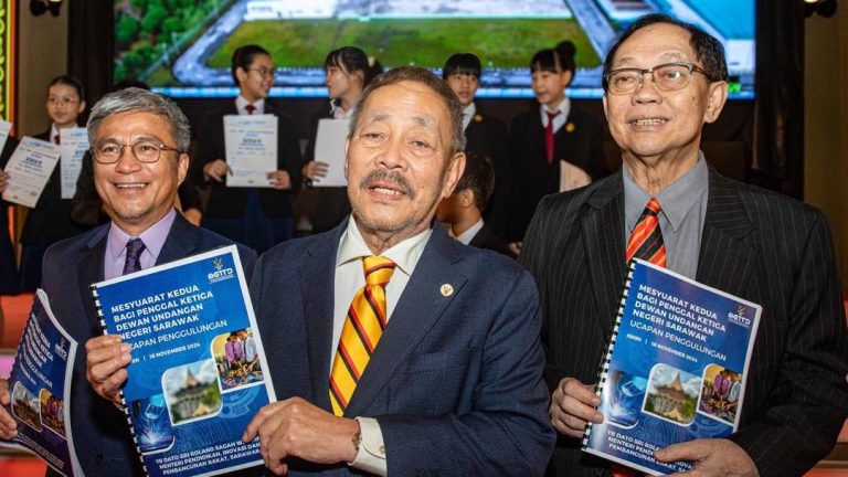 Lantik calon pengambilan khas guru Sarawak sebagai guru COS baharu