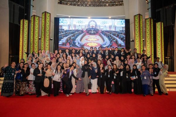86 pelajar UNIMAS lawat DUN