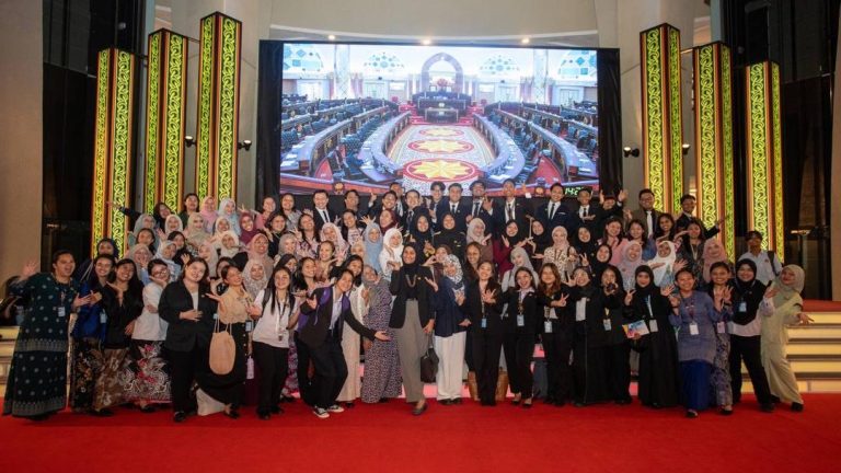 86 pelajar UNIMAS lawat DUN