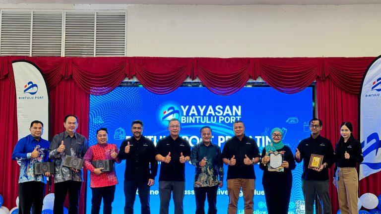 Yayasan Bintulu Port taja kelengkapan murid sekolah