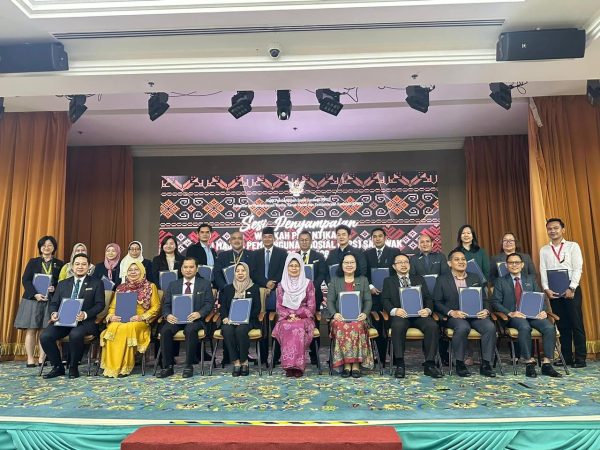 32 pegawai terima watikah lantikan ahli Majlis Pembangunan Sosial