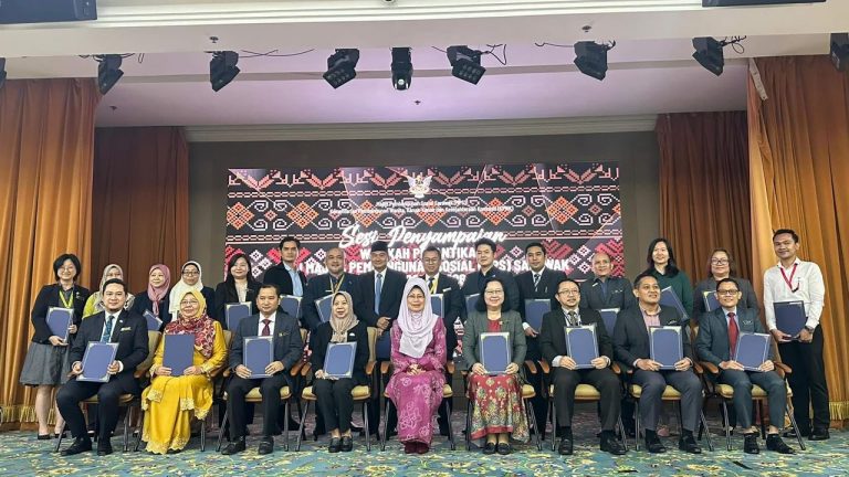32 pegawai terima watikah lantikan ahli Majlis Pembangunan Sosial
