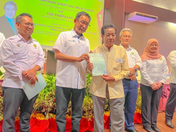 296 terima surat hak milik tanah