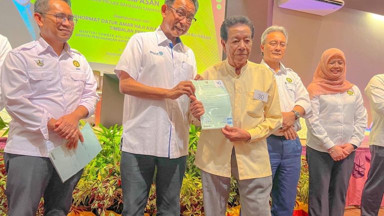 296 terima surat hak milik tanah