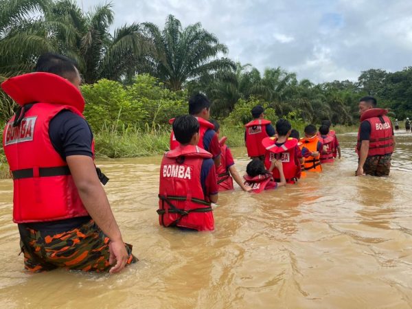 Jalan Ulu Pedai terputus hubungan, pelajar, ibu bapa terkandas