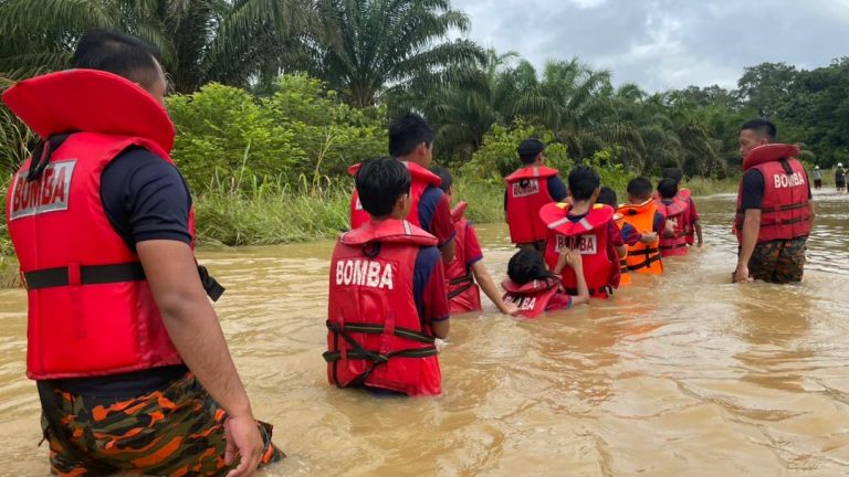 Jalan Ulu Pedai terputus hubungan, pelajar, ibu bapa terkandas
