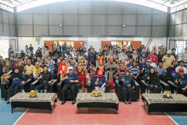 Anak Parlimen Santubong dapat bantuan pendidikan