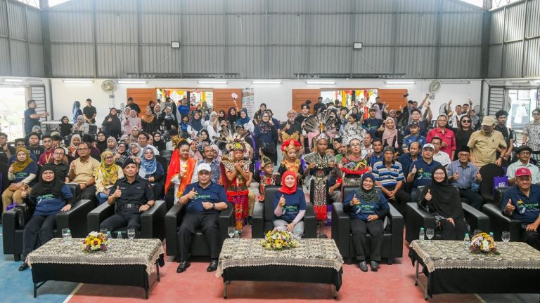Anak Parlimen Santubong dapat bantuan pendidikan
