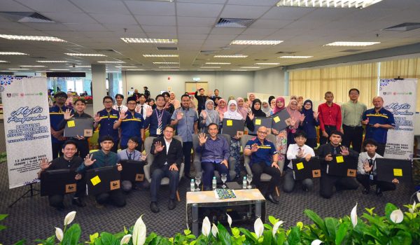 Pelajar UiTM terima komputer riba sumbangan Yayasan Taqwa