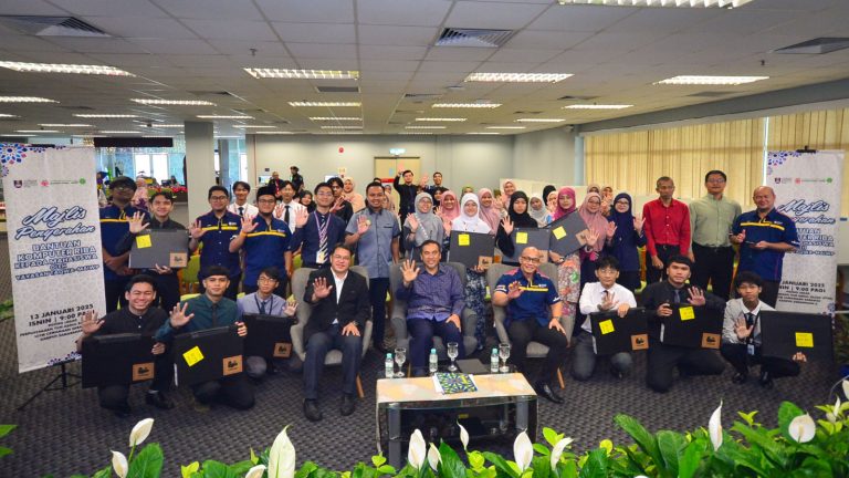Pelajar UiTM terima komputer riba sumbangan Yayasan Taqwa