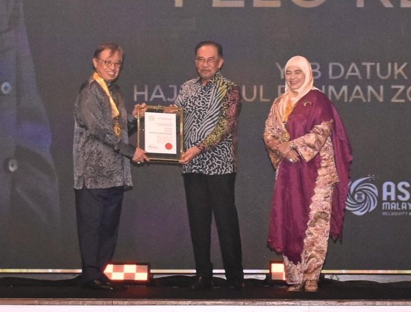 Premier Sarawak terima anugerah Felo Kehormat MIP
