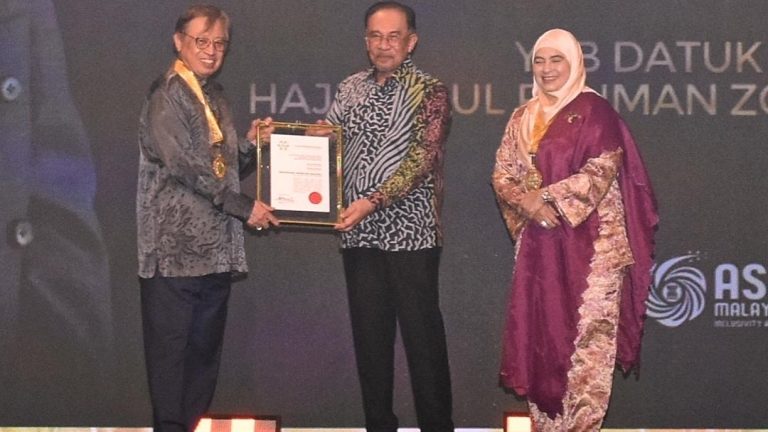 Premier Sarawak terima anugerah Felo Kehormat MIP