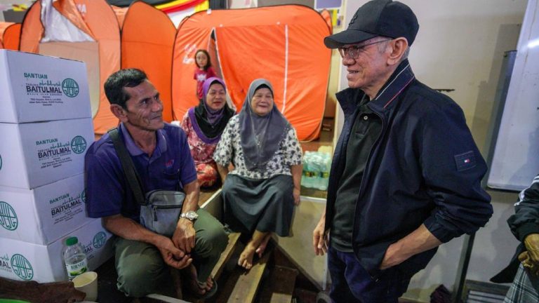 ADUN Satok lawat mangsa banjir PPS Segedup