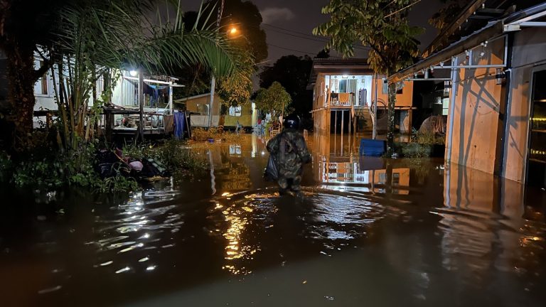 ADUN Tupong lawat mangsa banjir PPS SK Sejijak