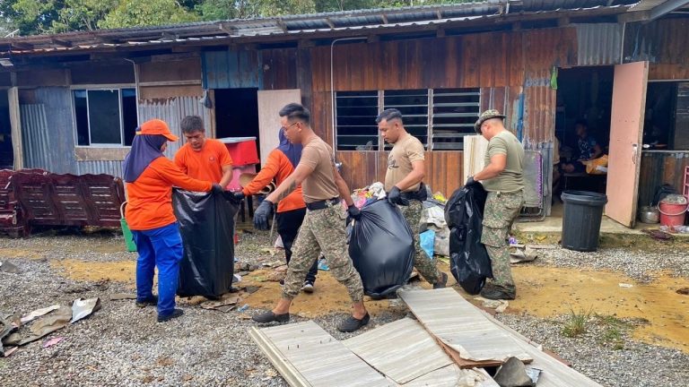 Anggota APM, ATM bantu bersihkan rumah panjang terjejas banjir