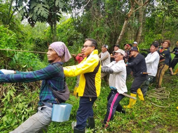Razi bersama penduduk baik pulih jambatan gantung