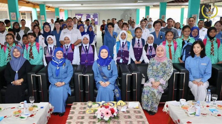 Murid, pelajar terjejas banjir terima sumbangan