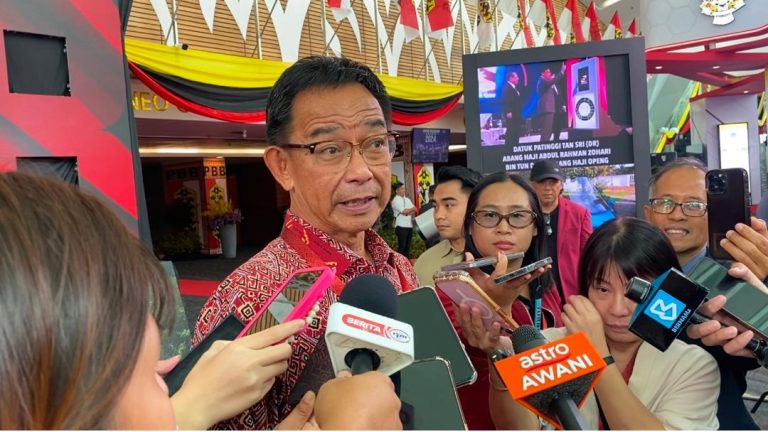 Abdul Karim serah kedudukan kabinet pada Premier Sarawak