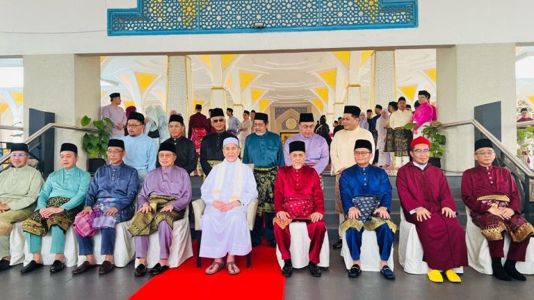 TYT & Premier Sarawak tunaikan solat sunat Aidilfitri