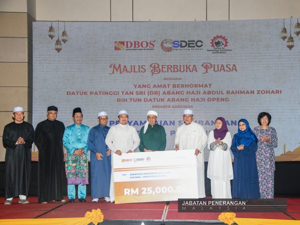 Premier Sarawak santuni anak yatim dalam majlis berbuka puasa