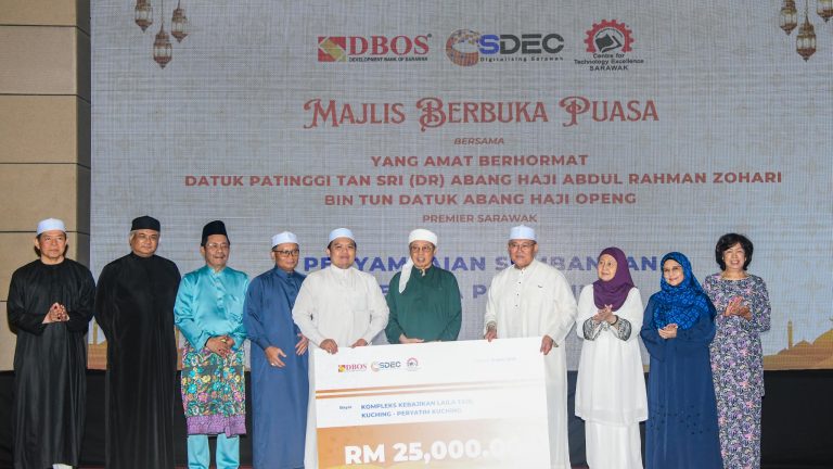 Premier Sarawak santuni anak yatim dalam majlis berbuka puasa