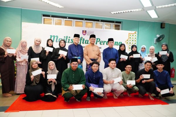 Pelajar, staf asnaf UiTMCS terima sumbangan