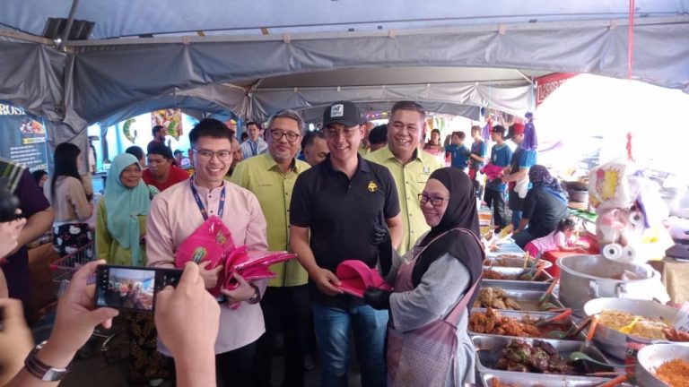 Fazzruddin santuni peniaga, pelanggan bazar Ramadan