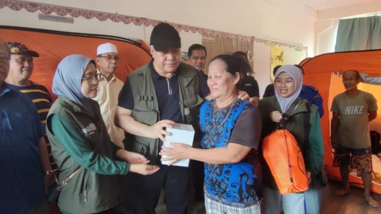 Awang Tengah santuni mangsa banjir