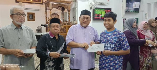 Anak yatim dari 44 kampung terima duit raya