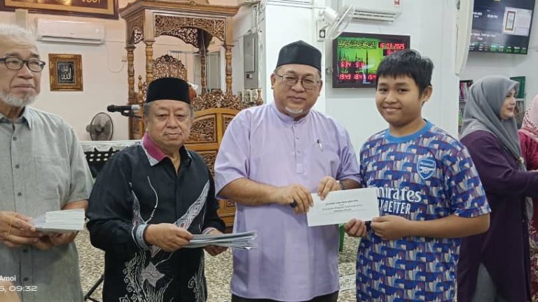 Anak yatim dari 44 kampung terima duit raya