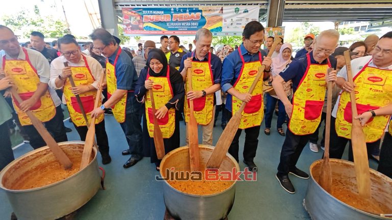 Kejiranan Mesra DBKU agih 500 pek bubur pedas