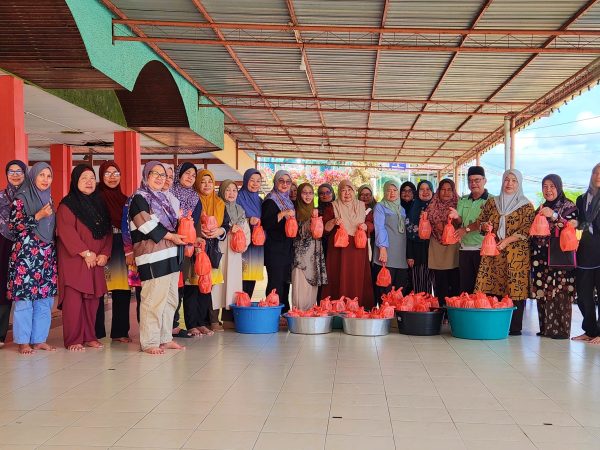 Pergerakan Wanita Parti PBB Cawangan Kalaka agih bubur pedas