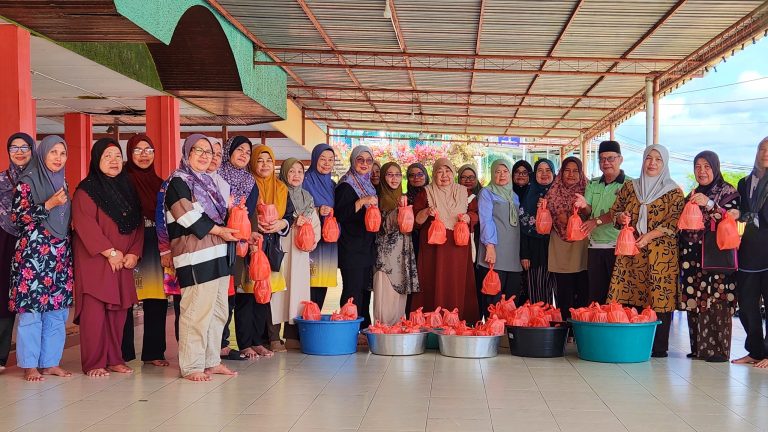 Pergerakan Wanita Parti PBB Cawangan Kalaka agih bubur pedas