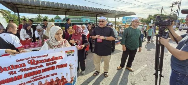 Wanita, Pemuda Parti PBB Cawangan Jepak agih 500 pek bubur pedas, lambuk
