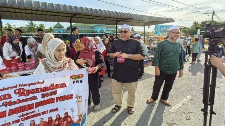 Wanita, Pemuda Parti PBB Cawangan Jepak agih 500 pek bubur pedas, lambuk
