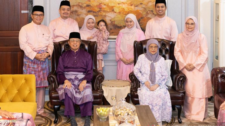 Abang Johari teruskan kunjungan Aidilfitri di kediaman Setiausaha Kerajaan Sarawak